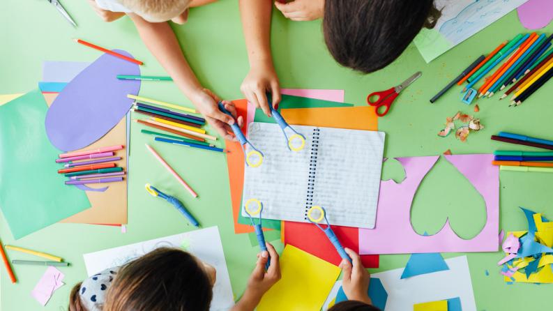 Atelier créatif à l’école de plusieurs enfants sur une table
