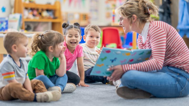 Lecture est ludique d'un maitresse à des enfants
