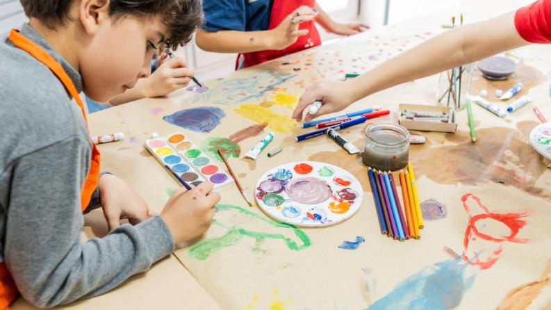 Enfant garçon faisant de la peinture à l’école