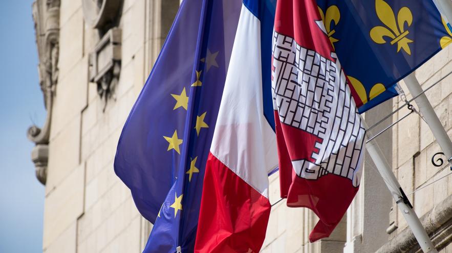 Drapeau de Vincennes sur l'hôtel de ville