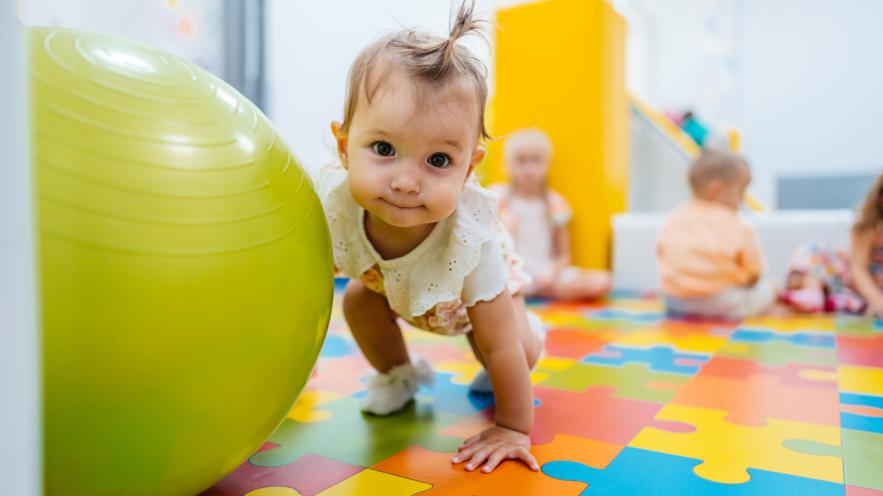 Bébé fille dans la salle de jeux pour enfants