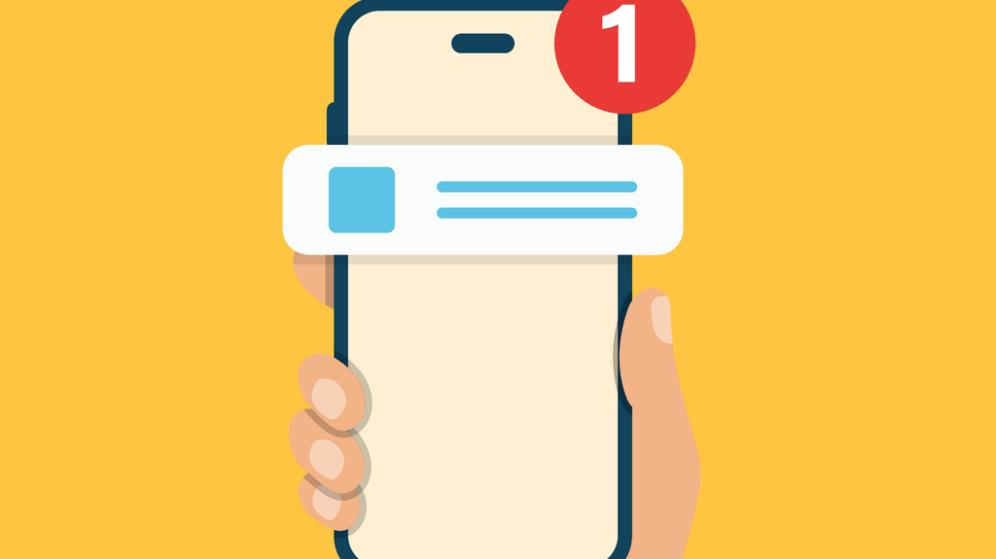 Une main tient un smartphone affichant une notification avec le numéro 1.