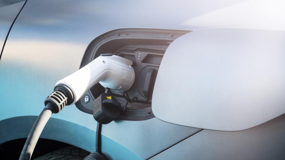 photo zoom sur la recharge d'un véhicule électrique