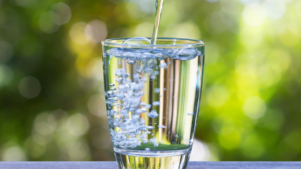 photo d'un verre qu'on rempli d'eau 