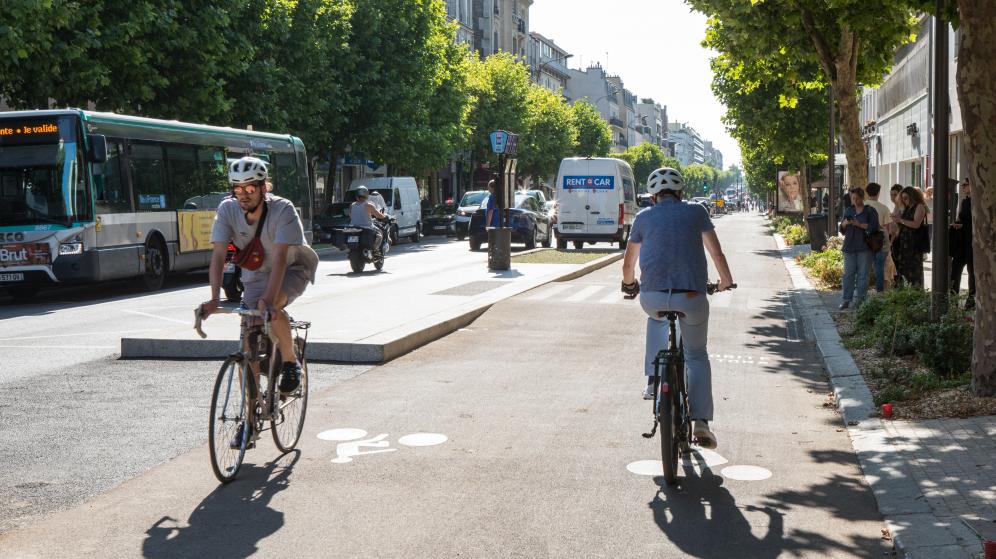 photo de deux cyclistes sur l'Avenue de Paris