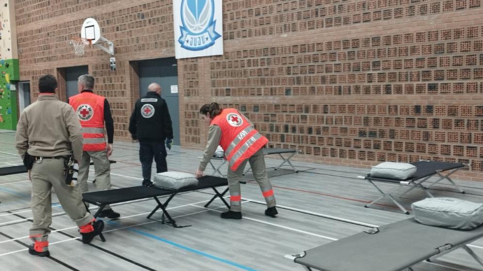 photo avec des agents de la croix rouge dans le gymnase des Vignerons