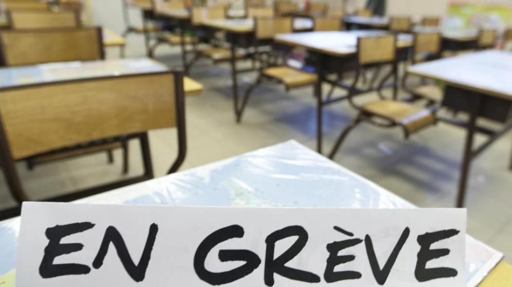image avec inscription en grève dans une salle de classe
