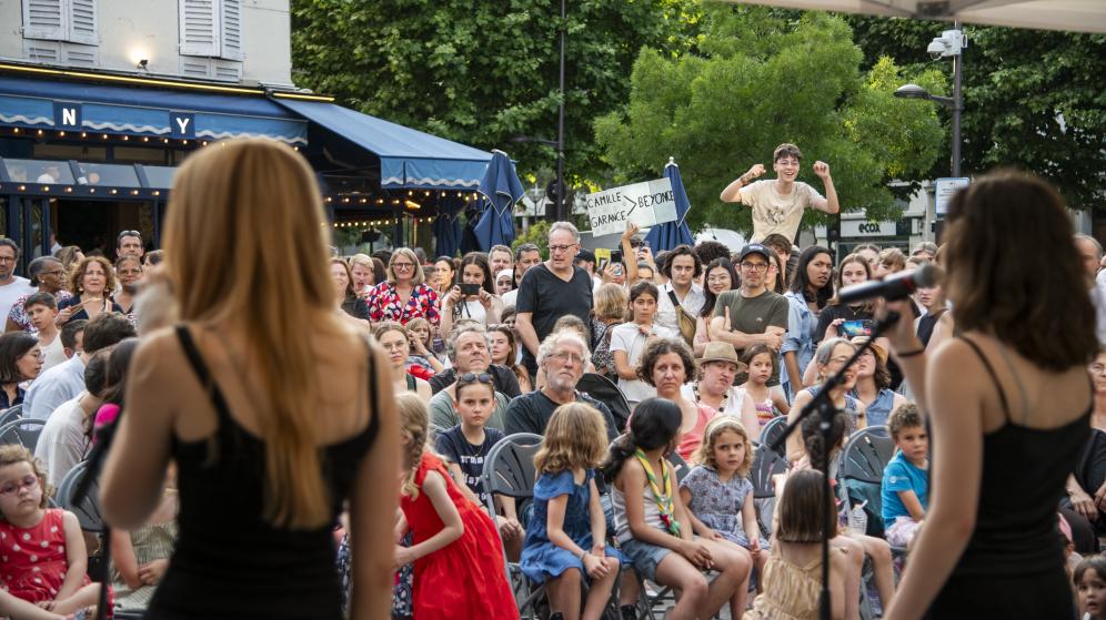 deux chanteuses devant une foule