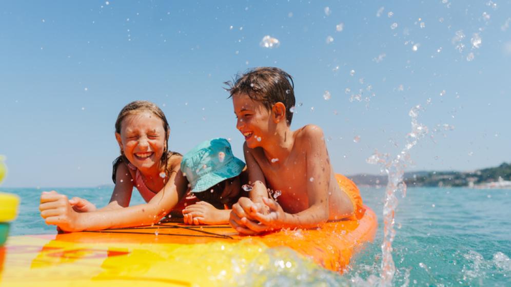 deux jeunes sur une planche de surf
