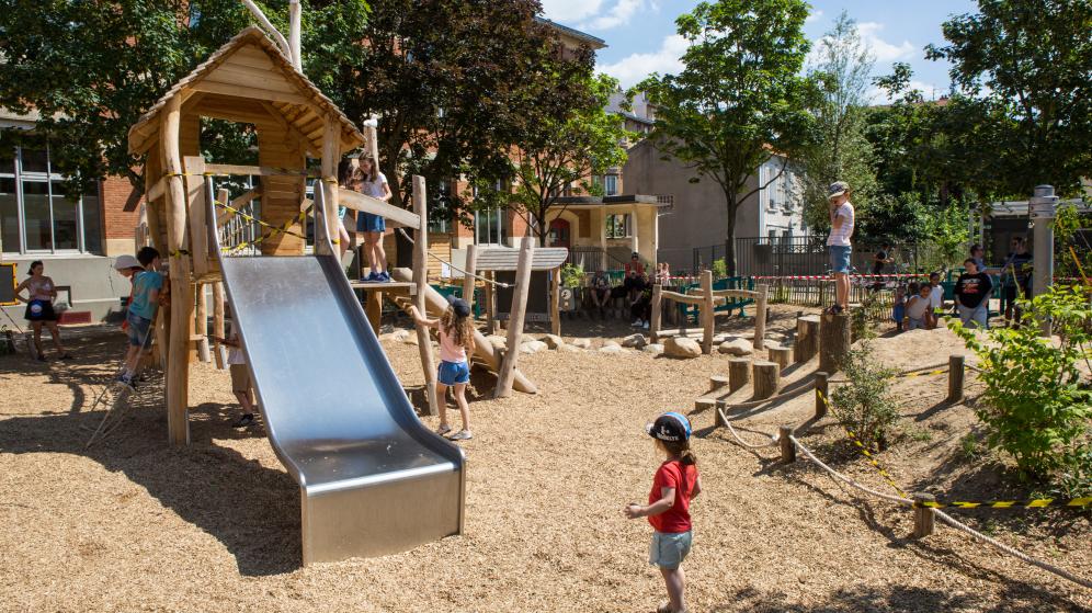 des enfants jouent sur une aire de jeux