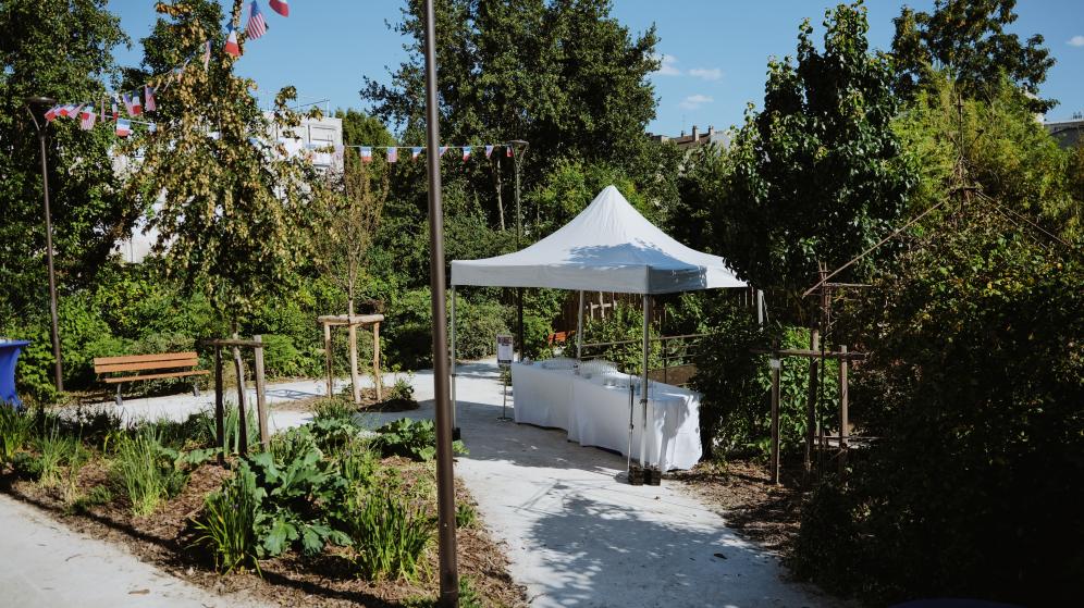 un jardin avec des drapeaux de la France et des États-Unis accrochés