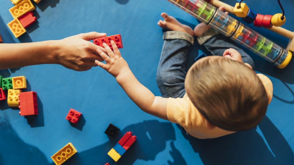un enfant joue avec des leggos