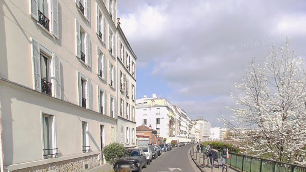 Une rue en hiver dans laquelle on voit une poste cyclable 