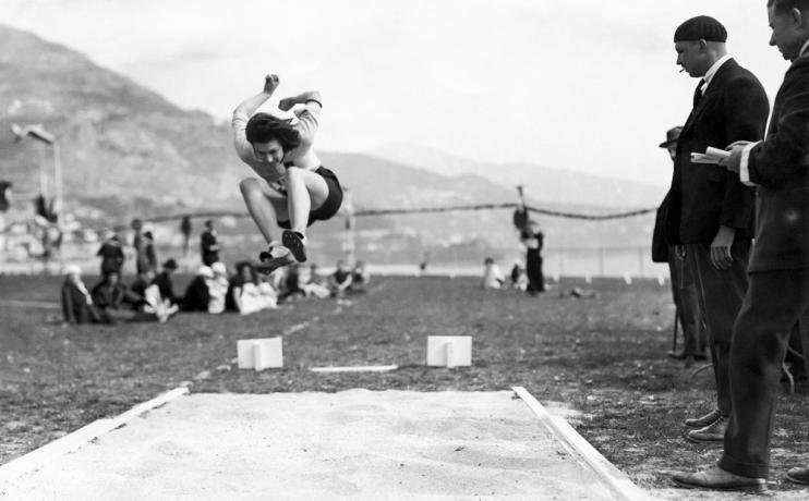 L’athlète Cécile Maugars dans le concours du saut en longueur du troisième Meeting international féminin. Monte Carlo, le 5 avril 1923.  © Fonds Fémina sport/INSEP