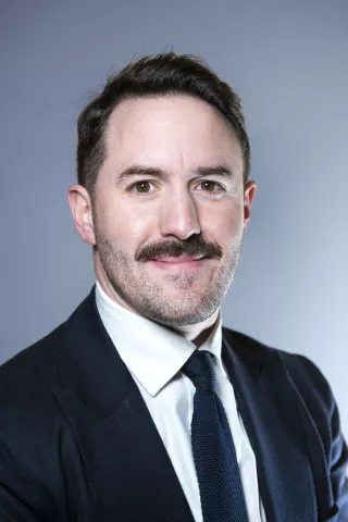 Un homme avec une moustache